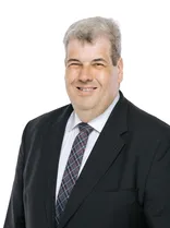 Peter Schelshorn, Halbportrait, lächelnd, Blick in Kamera