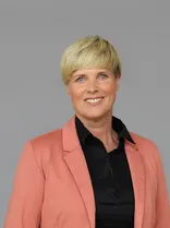 Cindy Holmberg, formelles Halbporträt, lächelnd, Blick in Kamera