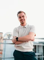 Oskar Weiss, Halbportrait, lächelnd, Blick in Kamera, draußen