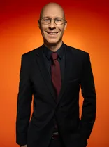 Torsten Liebig, Halbportrait, lächelnd, Blick in Kamera, roter Hintergrund