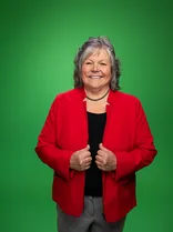 Martina Braun MdL, formelles Halbporträt, lächelnd, Blick in Kamera, grüner Hintergrund