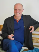 Thomas Poreski, sitzend, gestikulierend