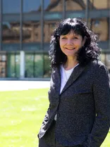 Katja Weiger-Schick, Portrait, lächelnd, Blick in Kamera, draußen