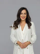 Nese Erikli, formelles Halbporträt, lächelnd, Blick in Kamera