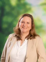 Anna Wiech, formelles Halbporträt, lächelnd, Blick in Kamera