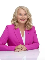 Sanja Tömmes, Halbportrait, lächelnd, sitzend, Blick in Kamera