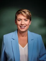 Andrea Lindlohr, formelles Porträt, Blick in Kamera, neutraler Hintergrund