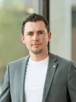 Dennis Birnstock, formelles Porträt, lächelnd, Blick in Kamera