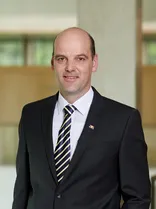 Georg Heitlinger, formelles Porträt, lächelnd, Blick in Kamera