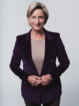 Dr. Nicole Hoffmeister-Kraut, formelles Halbporträt, lächelnd, Blick in Kamera