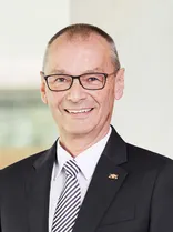 Hans-Dieter Scheerer, formelles Porträt, lächelnd, Blick in Kamera