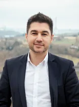 Tayfun Tok, Halbporträt, lächelnd, Blick in Kamera, draußen