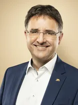 Stefan Fulst-Blei, Halbportrait, lächelnd, Blick in Kamera, neutraler Hintergrund