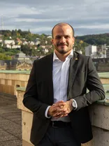 Jan-Peter Röderer, Halbportrait, lächelnd, Blick in Kamera, draußen