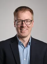 Patrick Konopka, formelles Porträt, lächelnd, Blick in Kamera