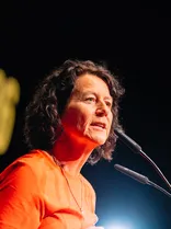 Petra Krebs, bei Rede am Pult, gestikulierend