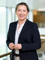 Julia Goll, formelles Halbporträt, lächelnd, Blick in Kamera