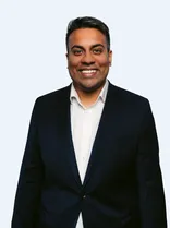 Shajeevan Thavakkumar, formelles Porträt, Blick in Kamera, neutraler Hintergrund