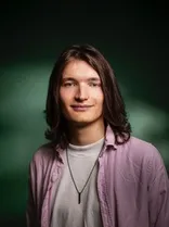 Fynn Rubehn, Halbportrait, lächelnd, Blick in Kamera, dunkelgrüner Hintergrund