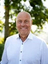 Dr. Markus Reiners, formelles Halbporträt, lächelnd, Blick in Kamera, draußen