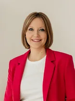 Sabrina Hartmann, formelles Porträt, Blick in Kamera, neutraler Hintergrund