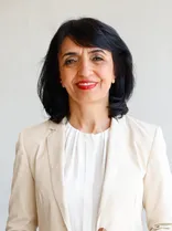 Muhterem Aras, formelles Halbporträt, lächelnd, Blick in Kamera, neutraler Hintergrund