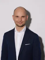 Robert Alexander Hampo, formelles Porträt, Blick in Kamera, lächelnd, neutraler Hintergrund