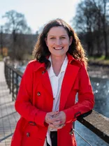 Daniela Steinrode, Halbportrait, lächelnd, Blick in Kamera, draußen