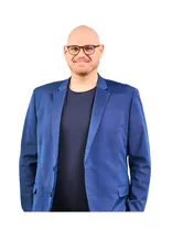 Matthias Mand, Halbportrait, lächelnd, Blick in Kamera, weißer Hintergrund