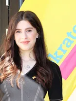 Klara Sanwald, Porträt, lächelnd, Blick in Kamera, draußen