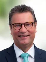 Peter Hauk, Halbportrait, lächelnd, Blick in Kamera, neutraler Hintergrund