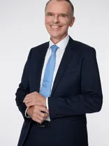 Alexander Bruns, formelles Halbporträt, lächelnd, Blick in Kamera