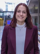 Anja Widenmann, lächelnd, Halbportait, formell, Blick in Kamera