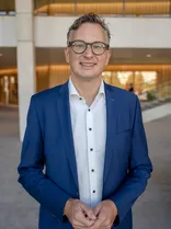 Andreas Schwarz, formelles Halbporträt, lächelnd, Blick in Kamera, draußen