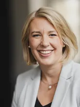 Maren Steege, formelles Porträt, lächelnd, Blick in Kamera, draußen