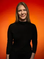 Nathalie Ziwey, Halbportrait, lächelnd, Blick in Kamera, roter Hintergrund