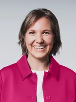 Isabell Rathgeb, formelles Porträt, lächelnd, Blick in Kamera, neutraler Hintergrund