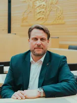 Boris Weirauch, Halbportrait, Blick in Kamera, im Plenarsaal