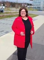 Farina Semler, lächelnd, Blick in Kamera, draußen