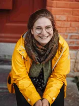 Hanna Stauß, lächelnd, draußen, Blick in die Kamera