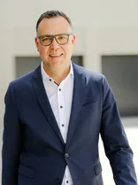 Siegfried Lorek, formelles Halbporträt, Blick in Kamera, neutraler Hintergrund