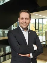 Kai Keune, Halbportrait, lächelnd, Blick in Kamera, im Landtagsgebäude