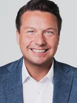 Manuel Hailfinger, Portrait, lächelnd, Blick in Kamera