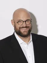 Albrecht Maximilian Raible, formelles Halbporträt, lächelnd, Blick in Kamera