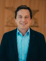 Sascha Binder, formelles Halbporträt, lächelnd, Blick in Kamera