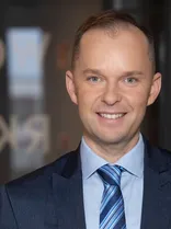 Chris-Robert Berendt, formelles Porträt, lächelnd, Blick in Kamera, draußen