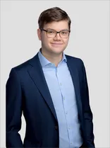 Tim Nusser, Halbportrait, lächelnd, Blick in Kamera, neutraler Hintergrund