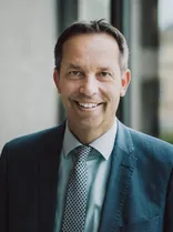 Thomas Dörflinger, Portrait, lächelnd, Blick in Kamera