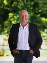 Martin Hahn MdL, Portrait, lächelnd, Blick in Kamera, draußen