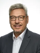 Peter Körber, formelles Porträt, Blick in Kamera, neutraler Hintergrund